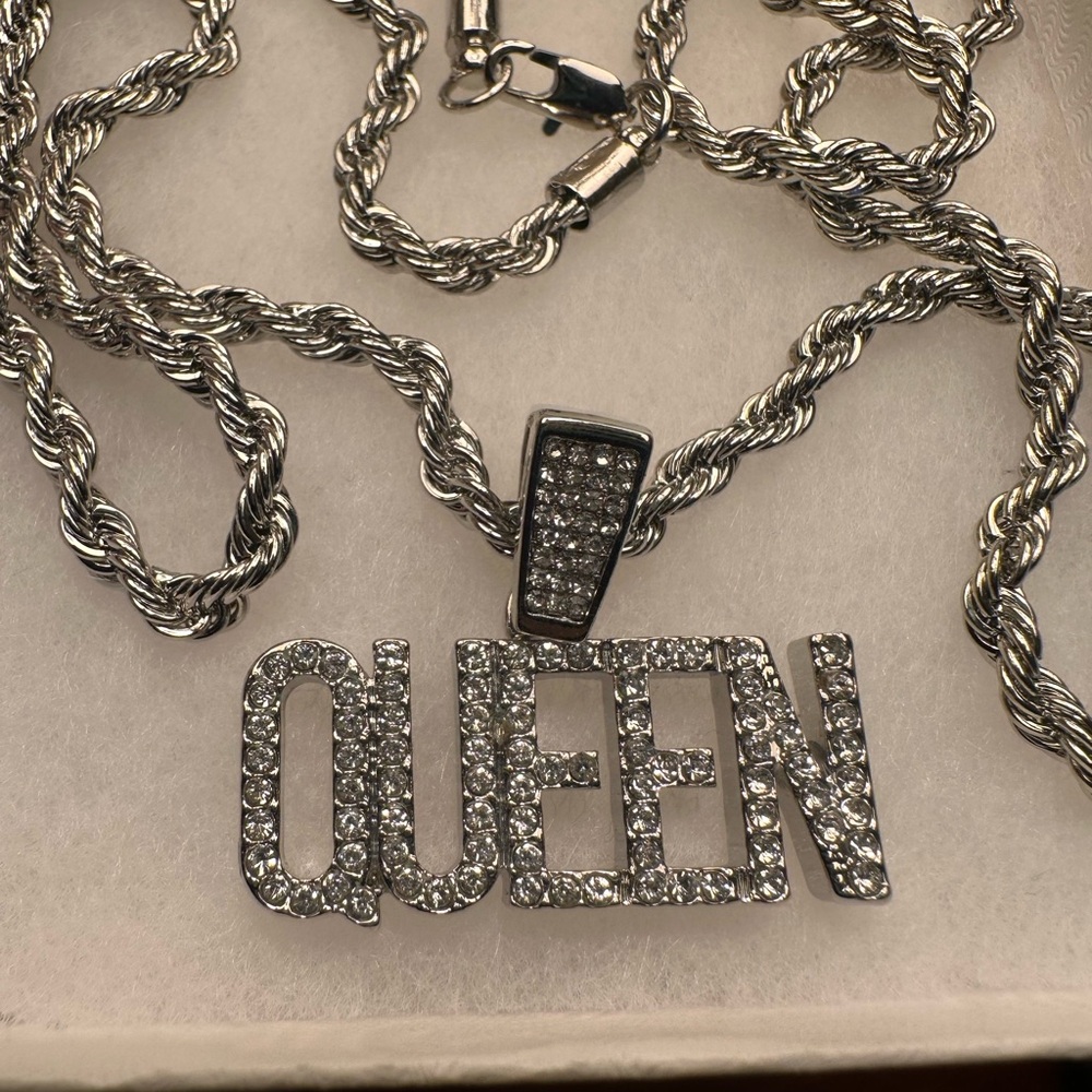 Silver 'QUEEN' Pendant Necklace - Picture 5 of 10